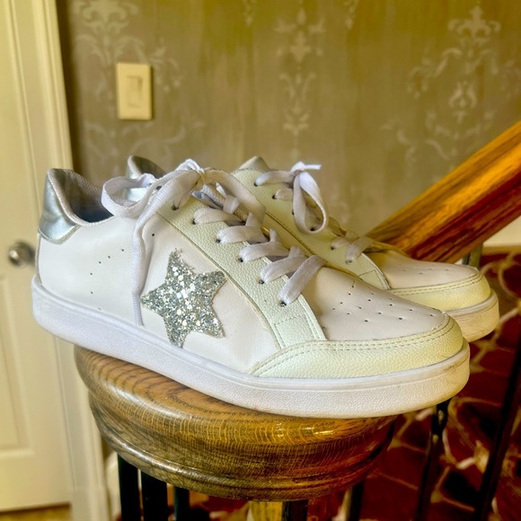 Michael Kors, ladies white and silver sneaker excellent condition size 10 - Picture 2 of 12